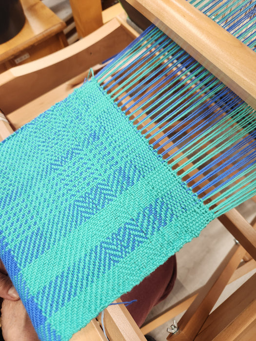Échantillons réalisés pendant un cours de tissage débutant