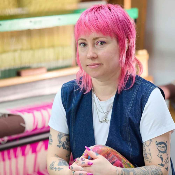 Iris Bélanger Noël enseignant le tissage sur métier à cadres