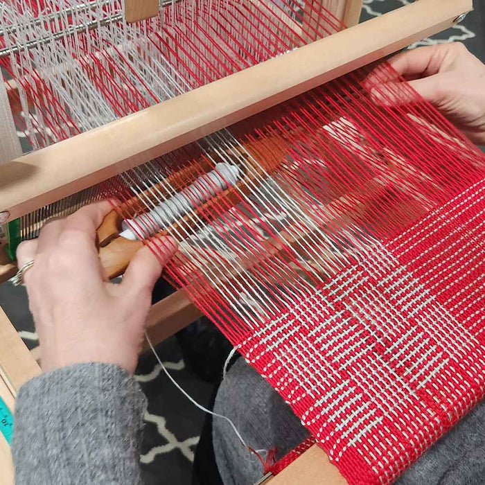 Cours de tissage débutant sur métier à cadres chez Tisse et File