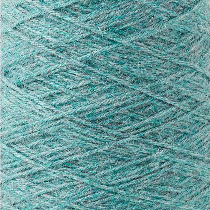 Gros plan du fil d’alpaga Ode – Gist Yarn – Couleur Seafoam | Close-up of alpaca yarn Ode – Gist Yarn – Color Seafoam