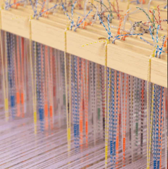 Installation de lisses Texsolv colorées sur un métier à tisser – alignement précis et tension régulière des fils de chaîne