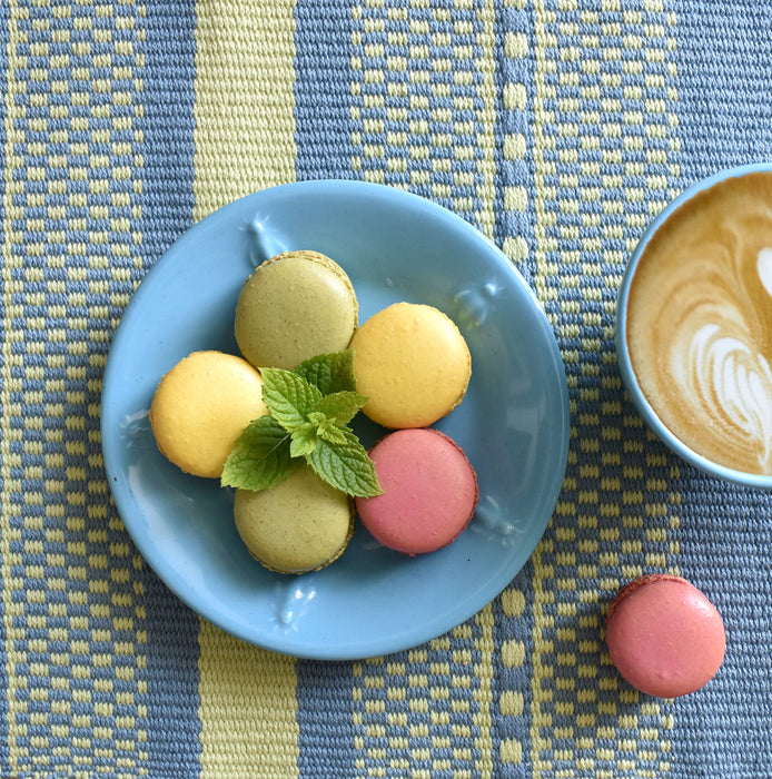 Close-up of Mayu cotton and linen placemat with coffee and colorful macarons – Tisse et File