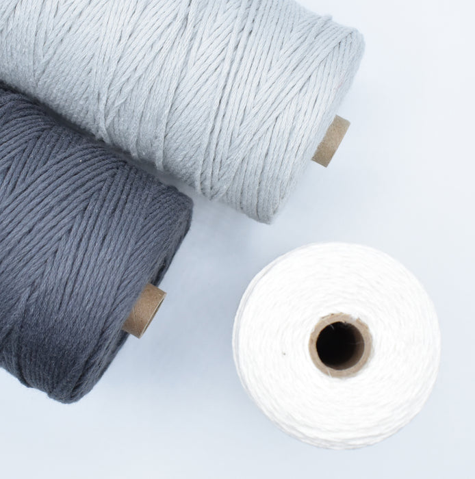 Mayu weaving kit yarn cones in light grey and charcoal, and natural linen – Tisse et File