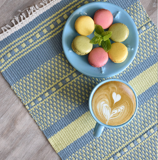 Mayu weaving kit placemat woven in cotton and linen, styled with coffee and macarons – Tisse et File