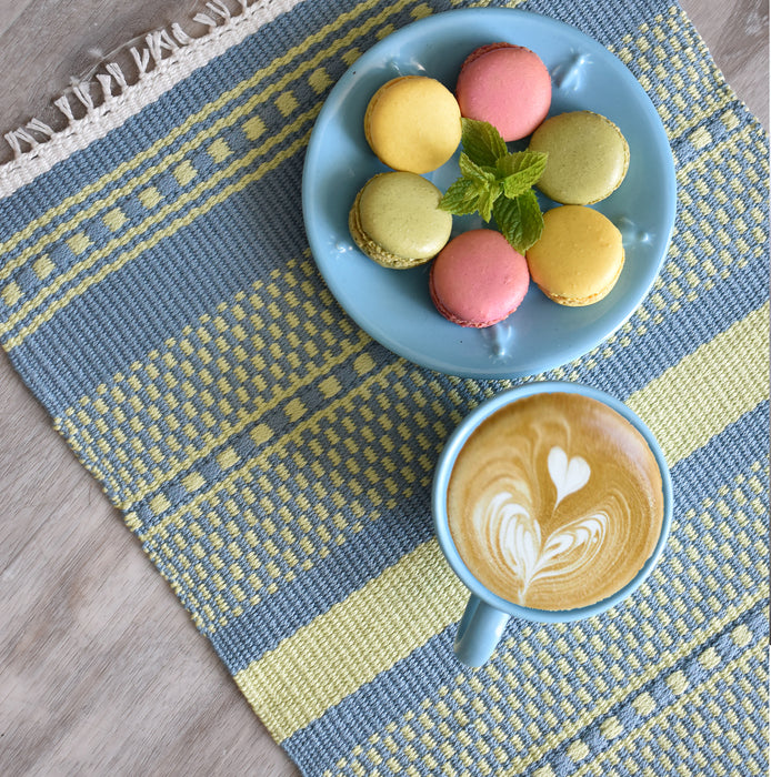 Mayu weaving kit placemat woven in cotton and linen, styled with coffee and macarons – Tisse et File