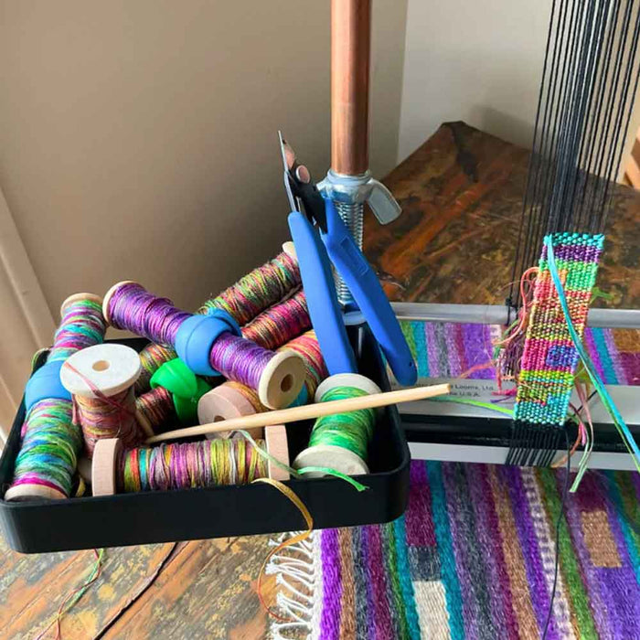 Treasure Tray Mirrix rempli de bobines, fils, perles et petits outils