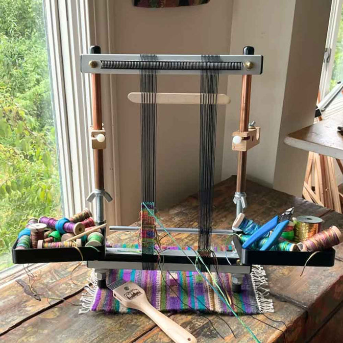 Plateau pivotant Treasure Tray Mirrix fixé au métier, vue de face, accessoires rangés