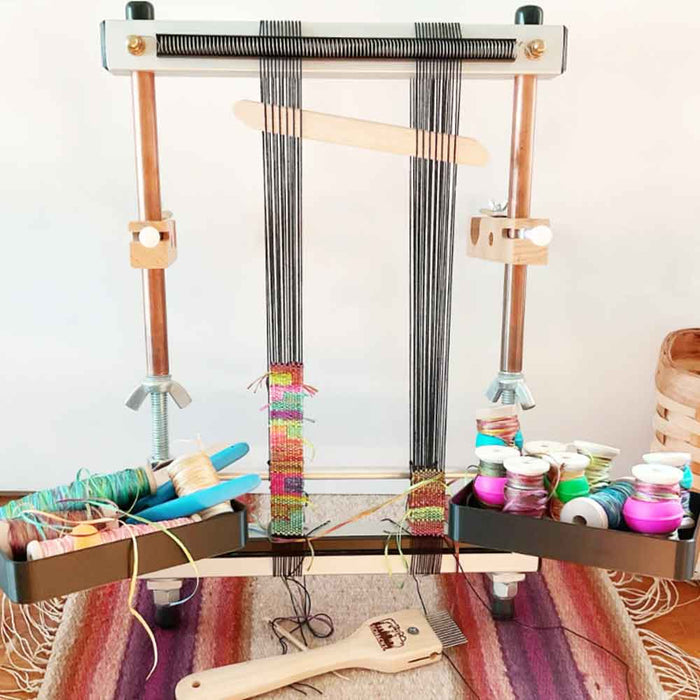 Métier Mirrix équipé de plateaux Treasure Tray, poste de tissage prêt