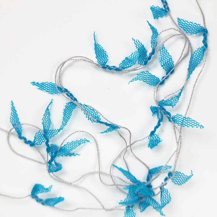 Mondofil Papiyon novelty yarn loose strand showing airy fibers